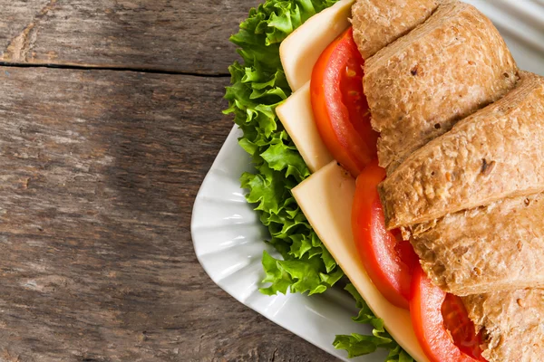 Tahıl vejetaryen kruvasan sandviç bir plaka üzerinde bir ahşap backg üzerinde — Stok fotoğraf