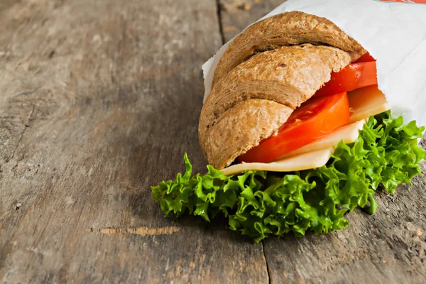 Graan vegetarische croissant sandwich op een oude houten achtergrond — Stockfoto