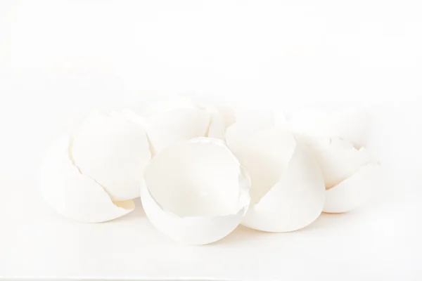 Cascas de ovos brancas em um fundo branco isolado — Fotografia de Stock