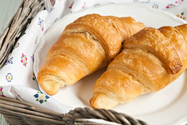 Croissants im romantischen Stil im Weidenkorb — Stockfoto