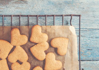 tanımlama bilgilerini - mavi ahşap arka plan üstüne kupa instagram s görüntüleme.