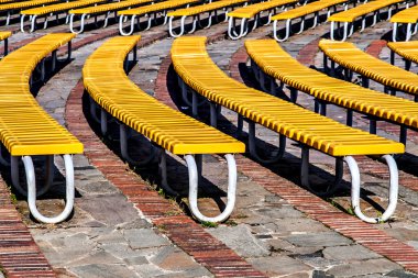 çim zemin üzerine yeşil banklar düzgün satırları