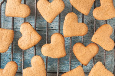 Çerezler - ahşap arka plan mavi kalpler görünümü top.