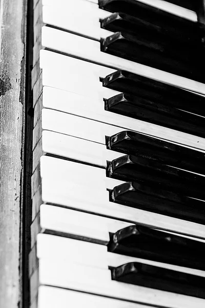 Botões de piano close-up perspectiva em preto e branco — Fotografia de Stock