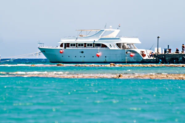 Yate blanco en el muelle en el mar — Foto de Stock