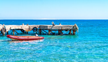 Lastik tekne deniz rıhtımın