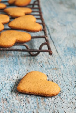 Kalp şekli çerezleri üzerinde mavi bir eski püskü tarzı