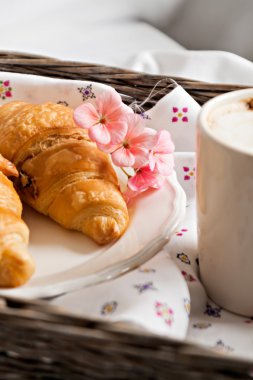 ay çöreği, kahve fincanı, hasır tra üzerinde romantik tarzda çiçek