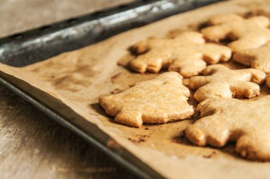 Noel kurabiyeleri bir fırın tepsisine yakın çekim