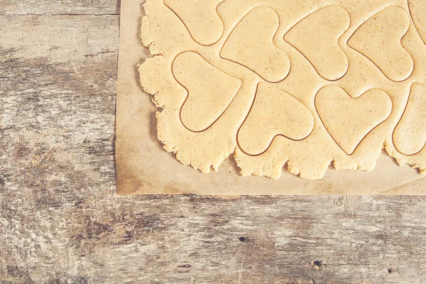 Rouler la pâte pour découper les formes de coeur — Photo