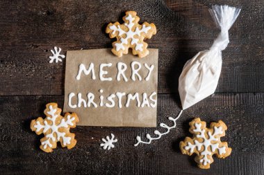 Noel gingerbread çerezleri ve karanlık bir backgrou üzerinde yazıt