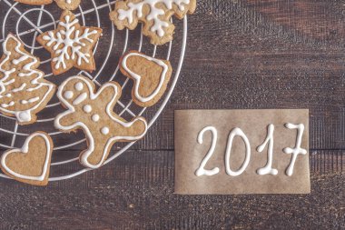 Noel gingerbread çerezleri ve karanlık bir backgrou üzerinde yazıt