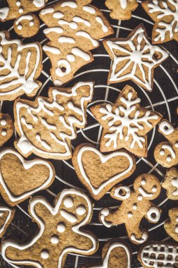 Noel gingerbread çerezleri koyu arka plan üzerine krema ile