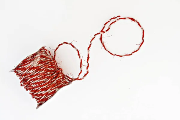 Kraft cordel rojo en un rollo aislado — Foto de Stock