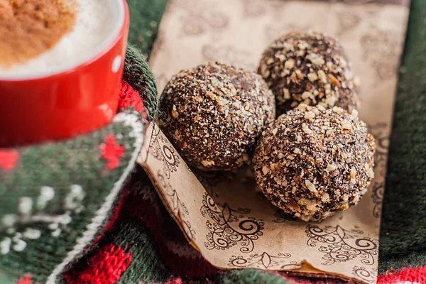 bir fincan kahve ve kek domalan atkı sarılı