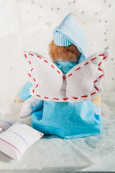 Lalka miękka tekstylna w piżamie niebieski i poduszkę — Zdjęcie stockowe
