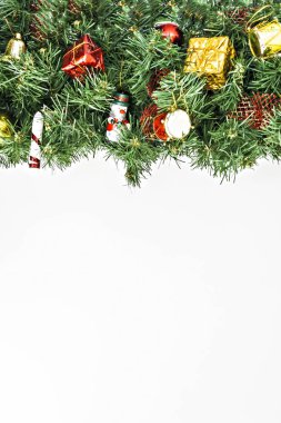 Oyuncak ve hediye izole bir arka plan üzerinde Noel çelenk