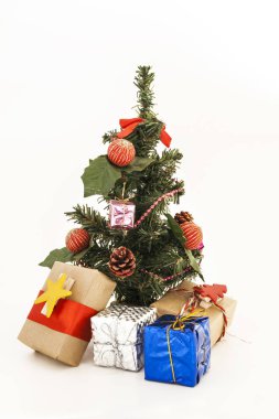 oyuncak ve hediye izole ile dekore edilmiş Noel ağacı