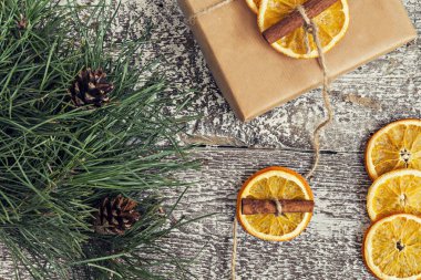 Çamın dalları, el sanatları Hediyelik, kurutulmuş portakal, tarçın, üstten görünüm
