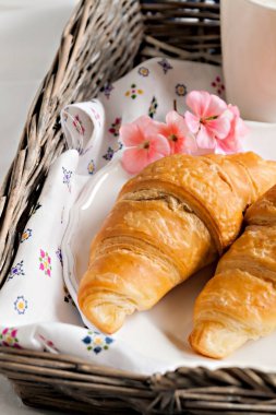 ay çöreği, kahve fincanı, hasır tra üzerinde romantik tarzda çiçek