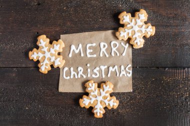 Noel gingerbread çerezleri ve karanlık bir backgrou üzerinde yazıt