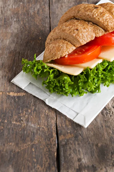 Tahıl vejetaryen kruvasan sandviç eski ahşap arka plan üzerinde — Stok fotoğraf