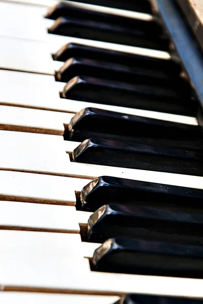Botões de piano close-up perspectiva borrão efeito — Fotografia de Stock