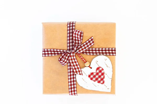 Craft gift box with ribbon, bow and heart isolated — Stock Photo, Image