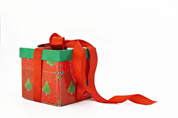 Красный и зеленый подарок на Рождество с лентой изолированы — стоковое фото