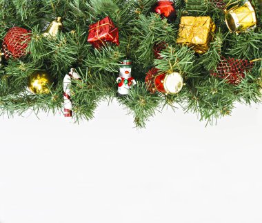 Oyuncak ve hediye izole bir arka plan üzerinde Noel çelenk