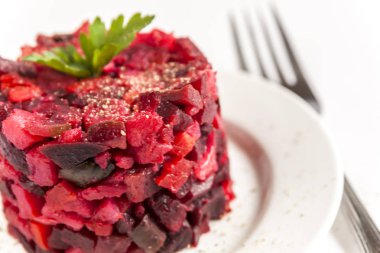 salata sos izole beyaz arka plan clos bir plaka üzerinde