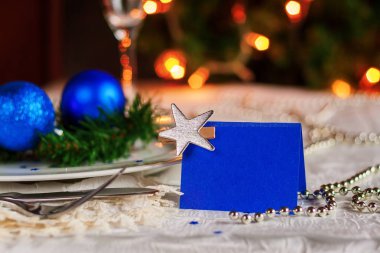 Noel topları ve boncuklarla süslü Festival tablo