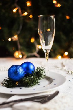 Noel topları ve boncuklarla süslü Festival tablo