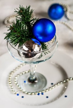 Noel topları ve boncuklarla süslü Festival tablo