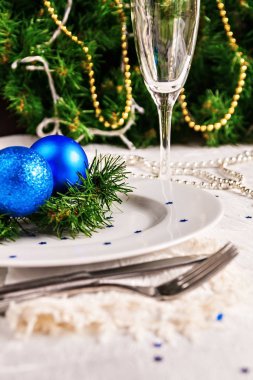 Noel topları ve boncuklarla süslü Festival tablo