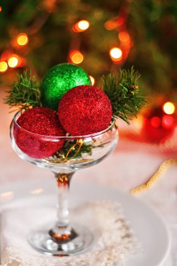 Noel topları ve boncuklarla süslü Festival tablo