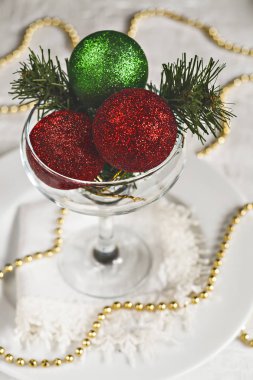 Noel topları ve boncuklarla süslü Festival tablo