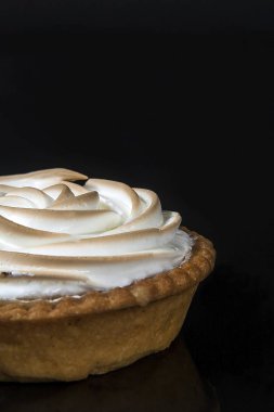 Limonlu kek beze tartı izole siyah bir arka plan ile 