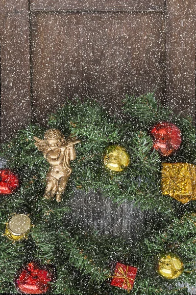 Karácsonyi koszorú a fából készült ház ajtaján — Stock Fotó