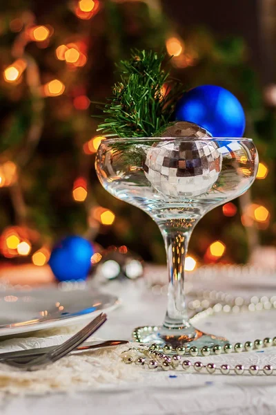 Noel topları ve boncuklarla süslü Festival tablo