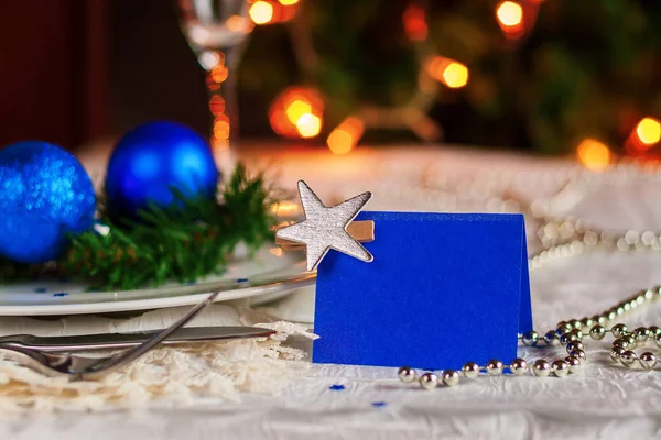 Noel topları ve boncuklarla süslü Festival tablo