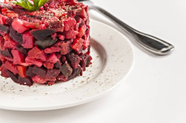 salata sos izole beyaz arka plan clos bir plaka üzerinde