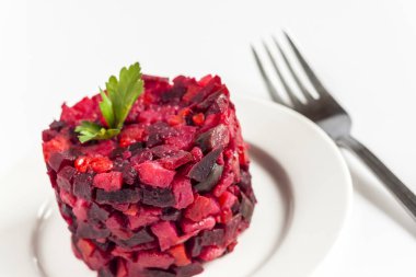 salata sos izole beyaz arka plan clos bir plaka üzerinde