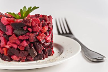 salata sos izole beyaz arka plan clos bir plaka üzerinde