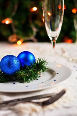 Noel topları ve boncuklarla süslü Festival tablo