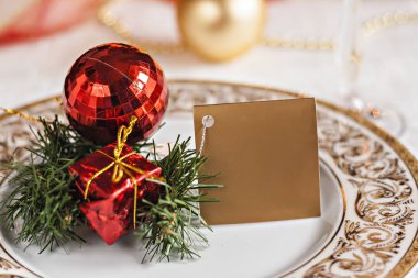 Noel topları ve boncuklarla süslü Festival tablo