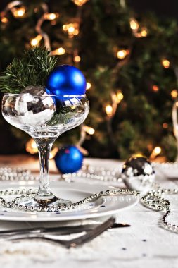 Noel topları ve boncuklarla süslü Festival tablo