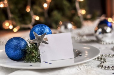 Noel topları ve boncuklarla süslü Festival tablo