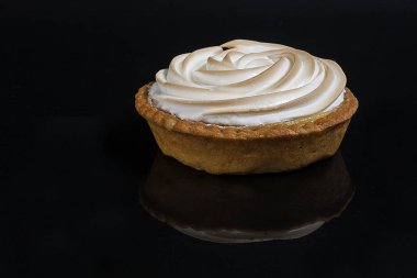 Limonlu kek beze tartı izole siyah bir arka plan ile 