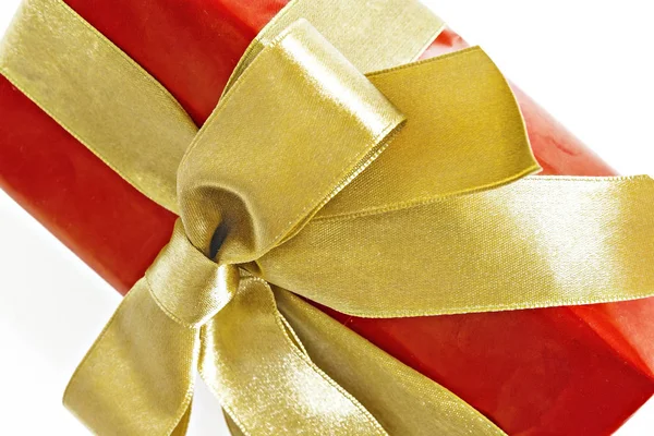 Подарочная красная коробка с золотой лентой и луком изолированы — стоковое фото